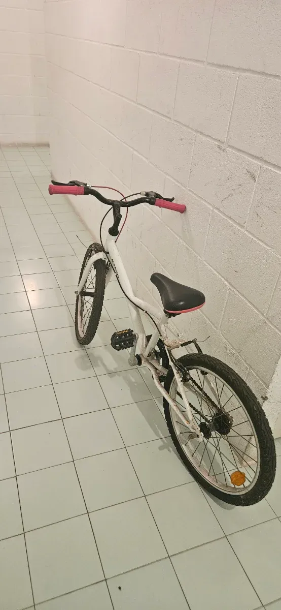 Bicicleta infantil blanca y rosa niño 6_9años