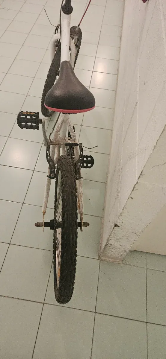 Bicicleta infantil blanca y rosa niño 6_9años