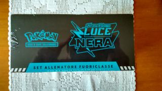 Pokémon Set Allenatore Fuoriclasse Luce Nera ITA