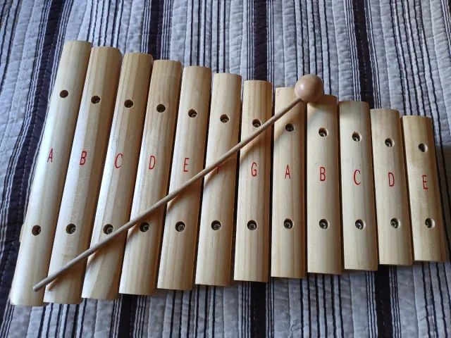 Xilófono de madera con baqueta