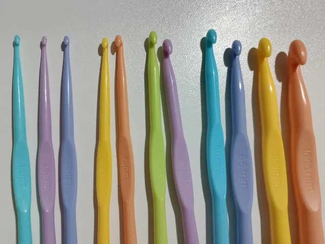 Juego 12 agujas crochet colores surtidos