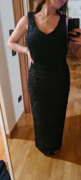 Abito da sera nero e tratti in argento