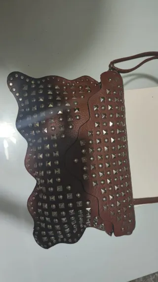 Bolso de mano tachuelas marrón