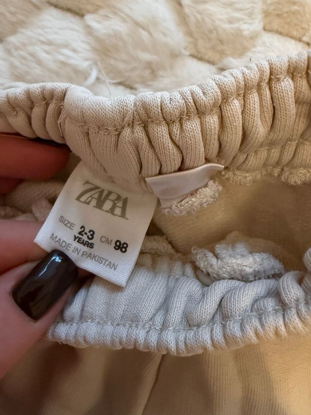 Pantalones deportivos beige con rayas