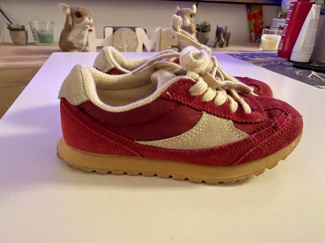 Zapatillas Zara niño rojas y beige talla 26