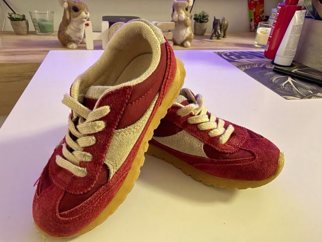 Zapatillas Zara niño rojas y beige talla 26