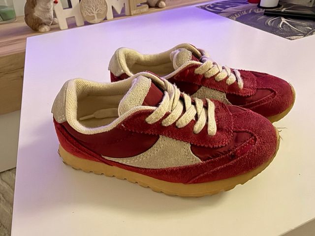 Zapatillas Zara niño rojas y beige talla 26