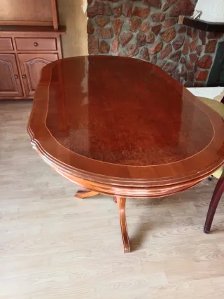 Mesa de comedor de madera y 6 sillas.