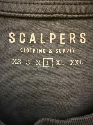 Camiseta Scalpers Gris Estampado Calavera