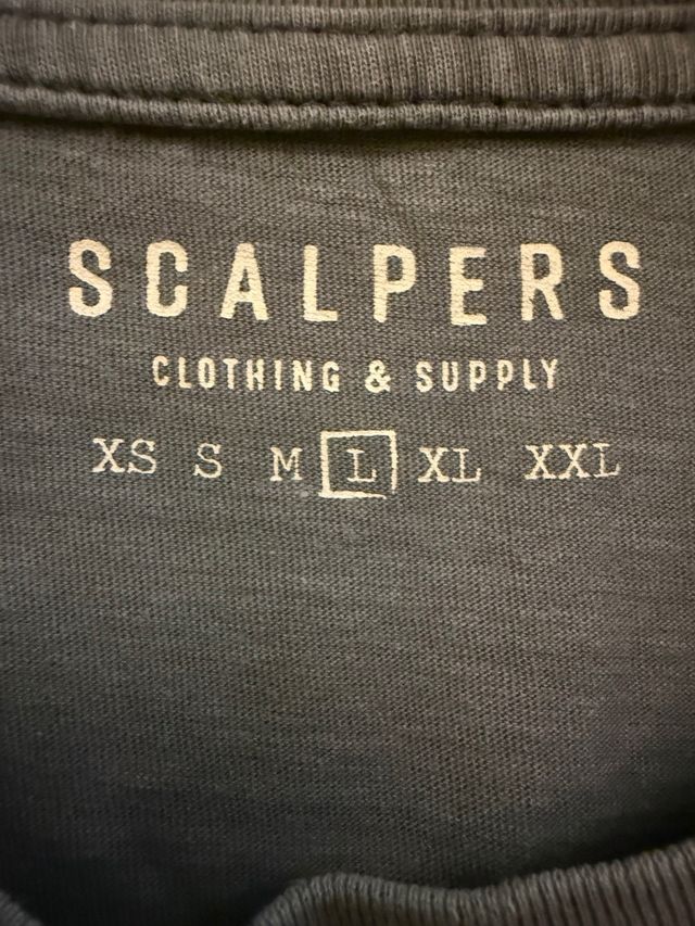 Camiseta Scalpers Gris Estampado Calavera