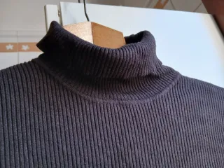 Maglione marrone collo alto a costine