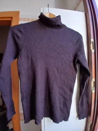 Maglione marrone collo alto a costine