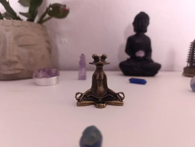 Quemador de incienso meditando rana