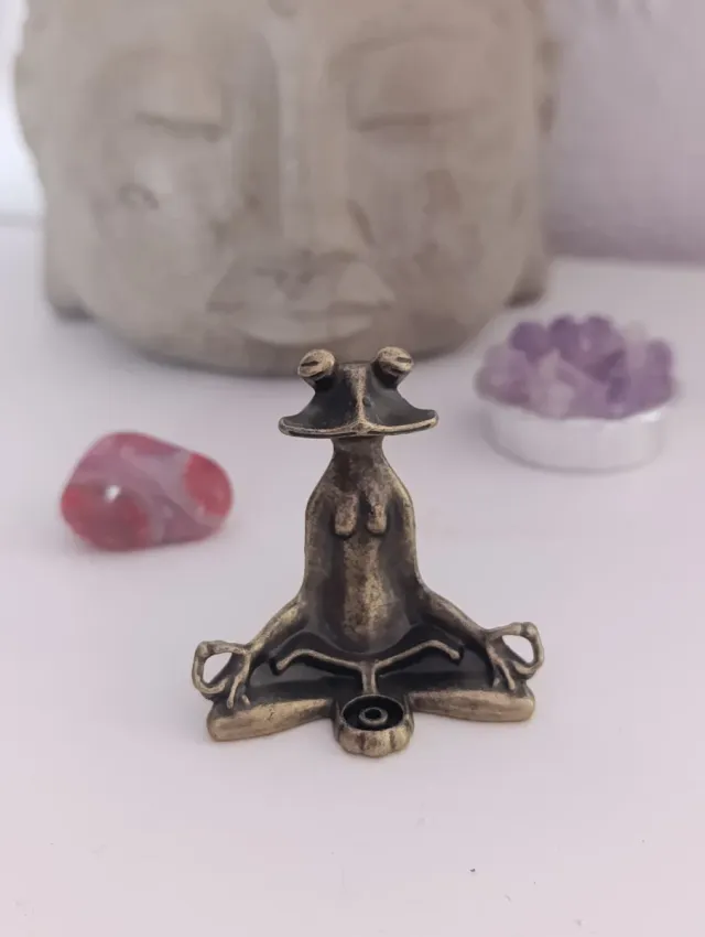 Quemador de incienso meditando rana