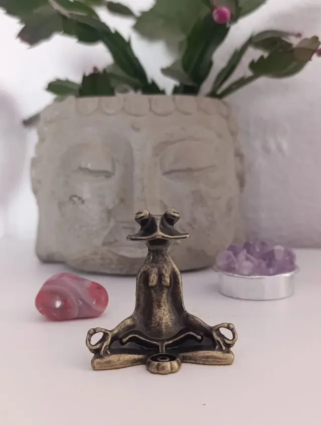 Quemador de incienso meditando rana