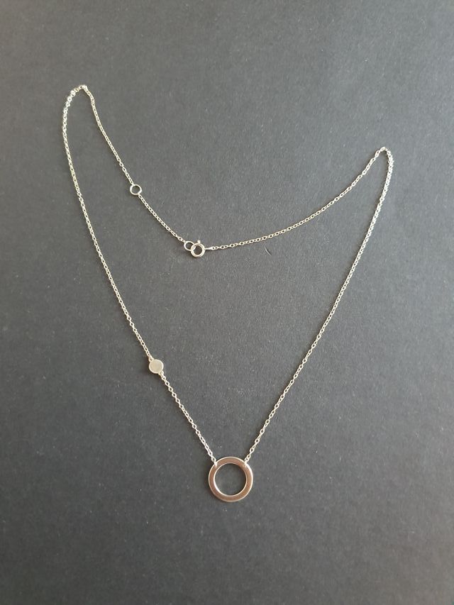 Collar de plata con círculo