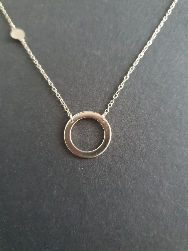 Collar de plata con círculo