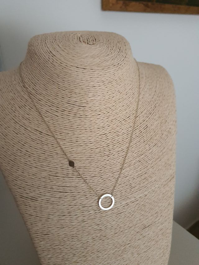 Collar de plata con círculo
