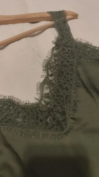 Blusa satinada verde con encaje