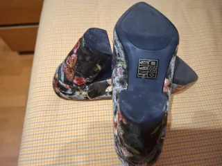 Zapatos de tacón bordados