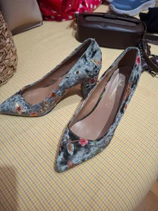 Zapatos de tacón bordados