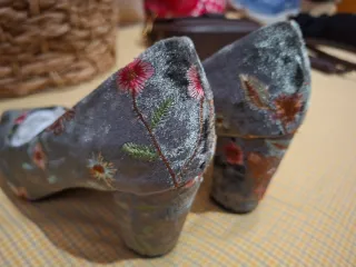 Zapatos de tacón bordados