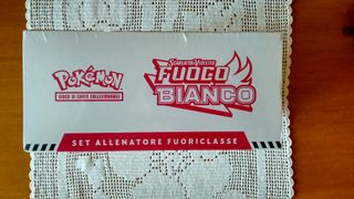 Pokémon Set Allenatore Fuoriclasse Fuoco Bianco