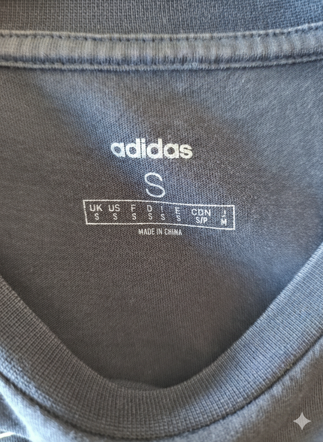 Camiseta Adidas Negra Logo Degradado