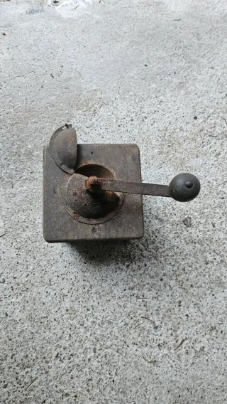 Antico macinacaffè in legno