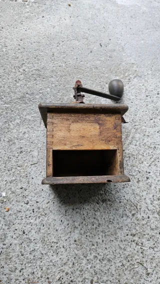 Antico macinacaffè in legno