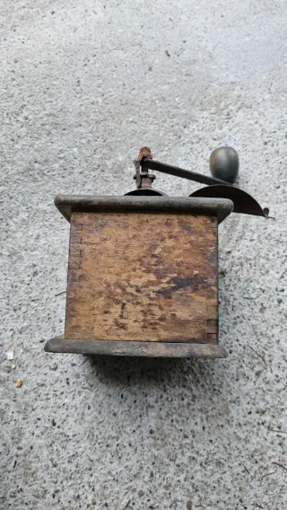 Antico macinacaffè in legno
