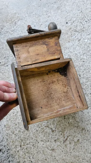 Antico macinacaffè in legno