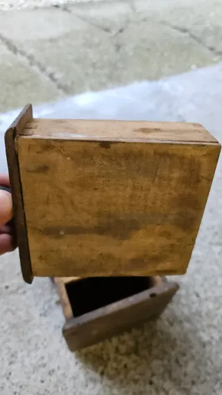 Antico macinacaffè in legno