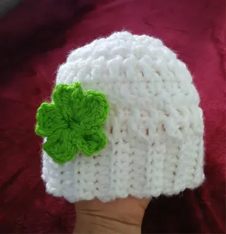 Gorro de crochet blanco con flor verde