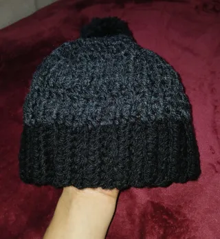 Gorro de crochet blanco con flor verde