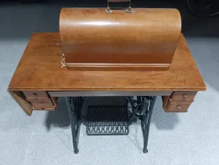Máquina de coser Singer con 4 cajones
