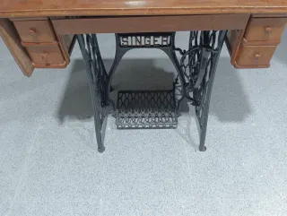 Máquina de coser Singer con 4 cajones