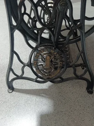 Máquina de coser Singer con 4 cajones