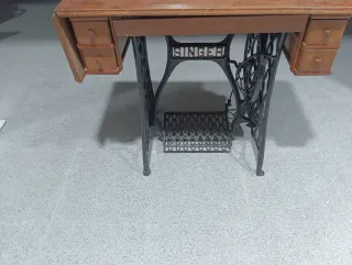 Máquina de coser Singer con 4 cajones