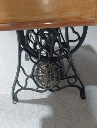 Máquina de coser Singer con 4 cajones