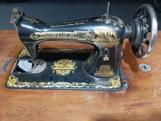 Máquina de coser Singer con 4 cajones