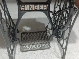Máquina de coser Singer con 4 cajones