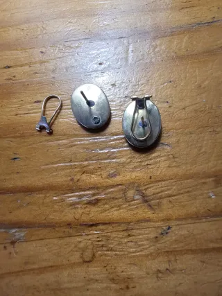 Pendientes de oro ovalados uno de ellos hay que re