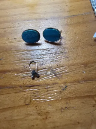 Pendientes de oro ovalados uno de ellos hay que re