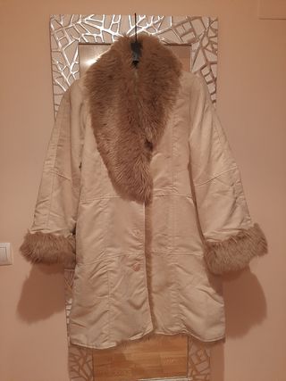 Abrigo antelina beige con cuello y puños de pelo