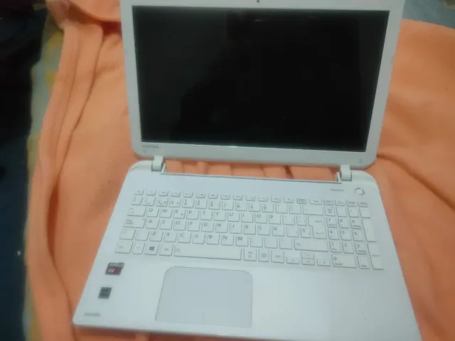 Portátil Toshiba blanco tiene 6de ram la