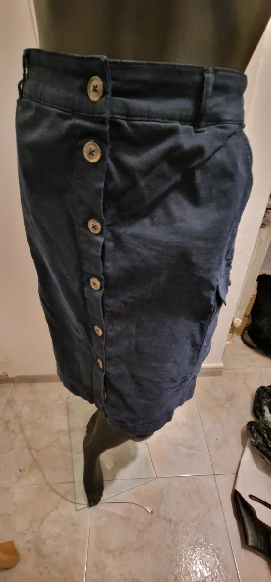 Falda azul con botones