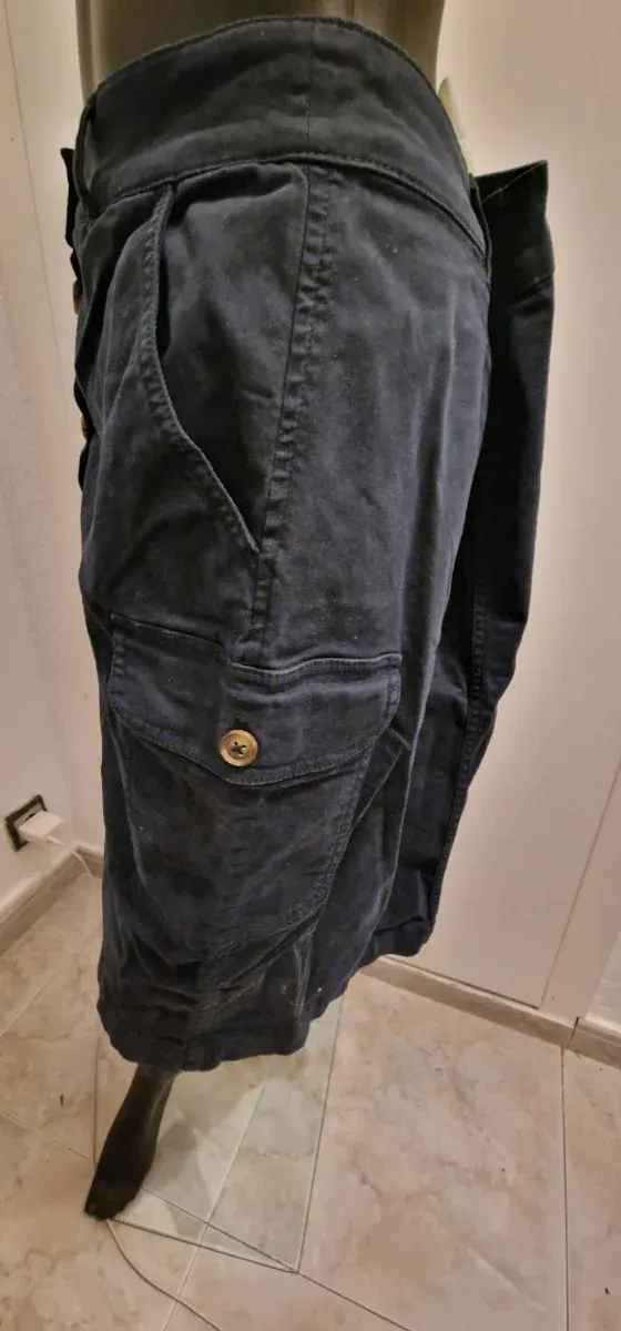 Falda azul con botones