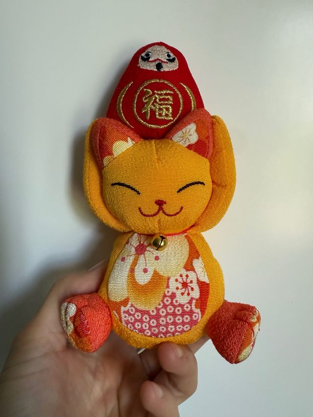 Peluche Maneki-neko japonés con Daruma