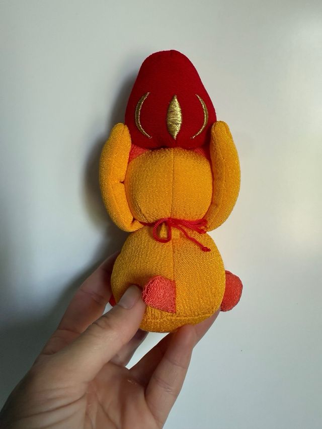 Peluche Maneki-neko japonés con Daruma